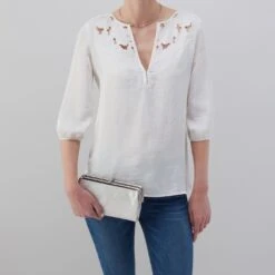 Lauren Clutch-Wallet In Metallic Leather - Silver -Hobo Sales Store BF 3385SILV 02 0ab540b5 2e95 45b4 b1ce 649d037bbb54