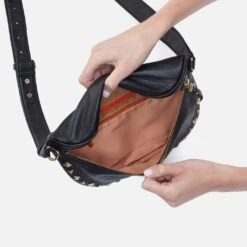 Juno Belt Bag In Pebbled Leather - Black 7 Juno Belt Bag In Pebbled Leather - Black -Hobo Sales Store NV 22679BLK 03