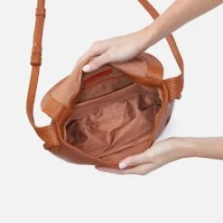 Bonita Messenger Crossbody In Bubble Pebbled Leather - Brown 6 Bonita Messenger Crossbody In Bubble Pebbled Leather - Brown -Hobo Sales Store PB 82436BRWN 03