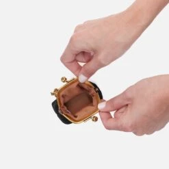 Run Frame Pouch In Pebbled Leather - Black -Hobo Sales Store SO 81033BLK 05 d37e9c70 f7ee 4b38 b5e5 334ac8e1f327