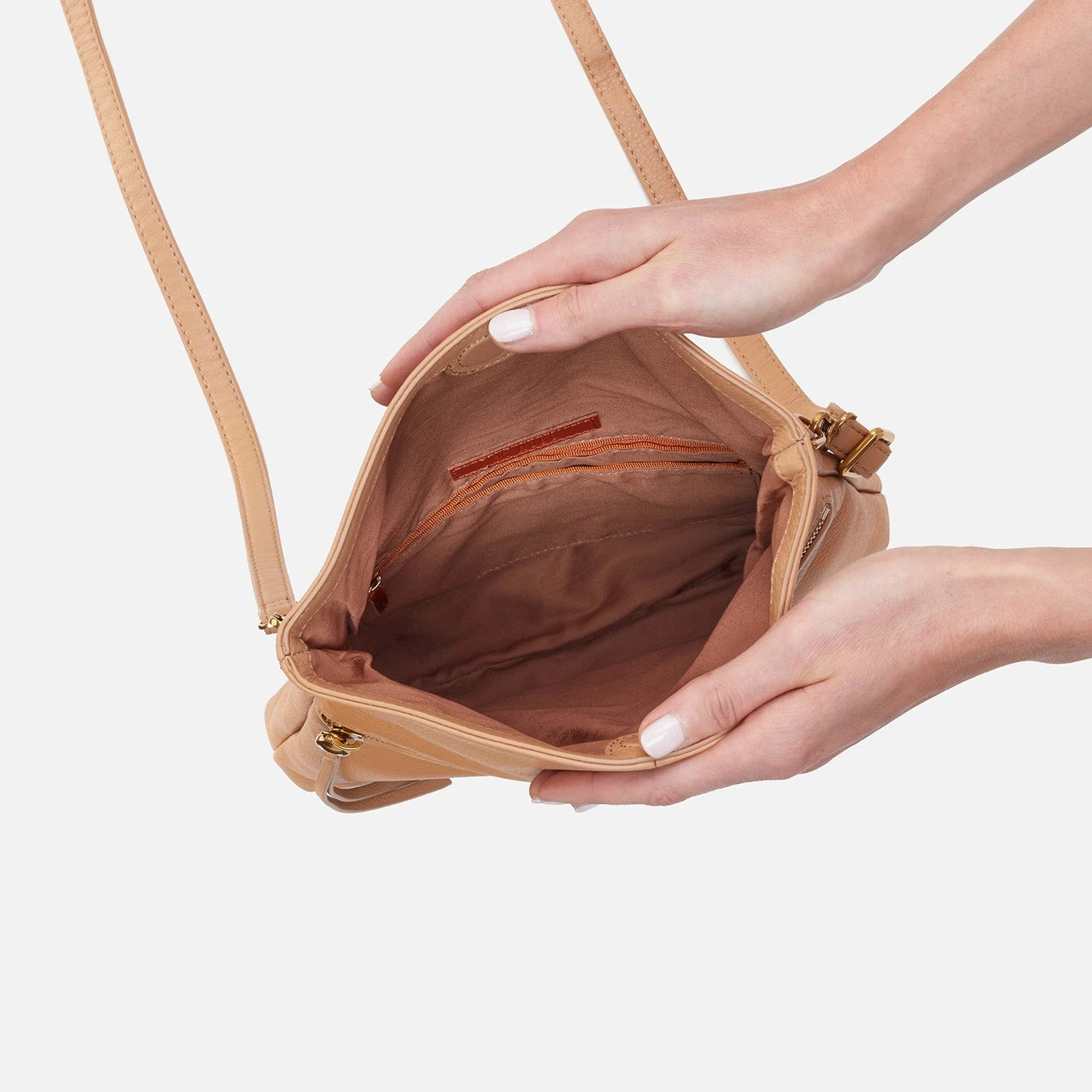 Draft Crossbody In Pebbled Leather - Sandstorm 3 Draft Crossbody In Pebbled Leather - Sandstorm - Image 3