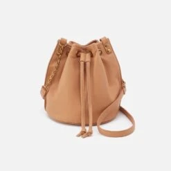 Pier Bucket Crossbody In Pebbled Leather - Sandstorm