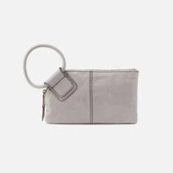 Sable Wristlet In Polished Leather - Light Grey