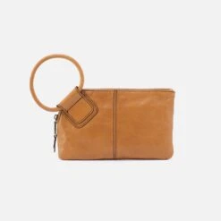 Sable Wristlet In Polished Leather - Natural