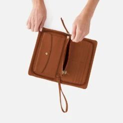 Evolve Wristlet In Polished Leather - Truffle 6 Evolve Wristlet In Polished Leather - Truffle -Hobo Sales Store VI 35808TRUF 03 5255d867 8bce 4195 a4c5 6a3c914536f3