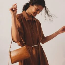 Darcy Crossbody In Polished Leather - Truffle 12 Darcy Crossbody In Polished Leather - Truffle -Hobo Sales Store VI 35810TRUF 01b